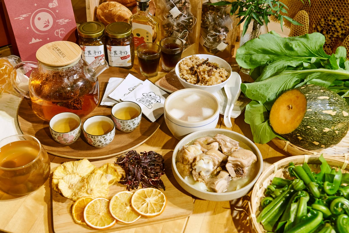 一桌茶飲、果乾、醬料罐與新鮮蔬菜擺在一起