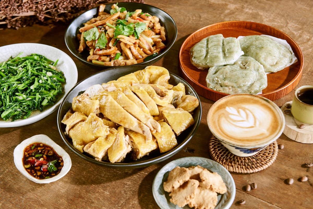 一桌農家料理:炒青菜、白斬雞、粿與一杯拿鐵